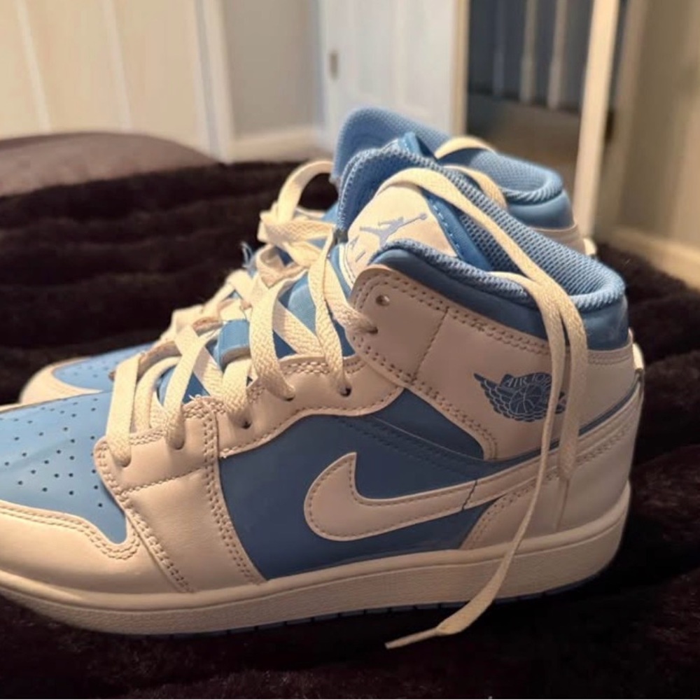 Jordan 1 Mid University Blue